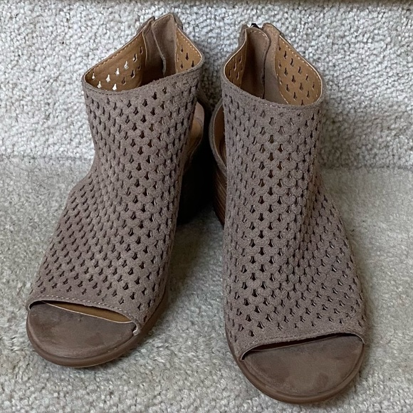 LUCKY BRAND LP- “NACRIA”PERFORATED/OPEN TOED / SUEDE SHOES /TAN / 8M/ EUC. - Picture 2 of 6